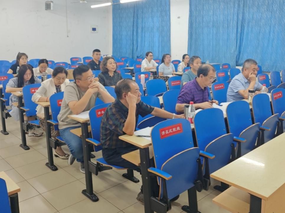 一群人在开会AI 生成的内容可能不正确。