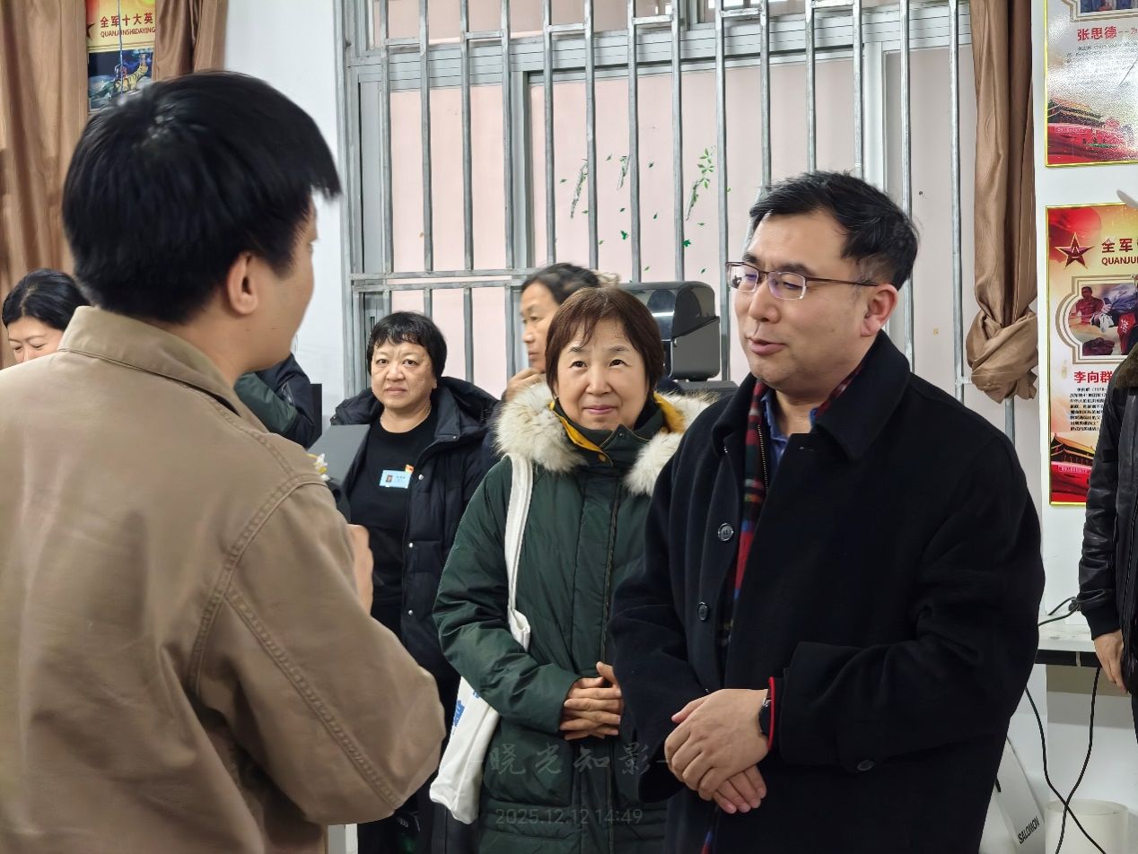 男人们站在一起AI 生成的内容可能不正确。