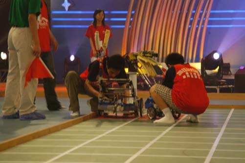 beat365赛队针对比赛规则设计制作了出击速度快、夹持“奶酪”稳的小机器人