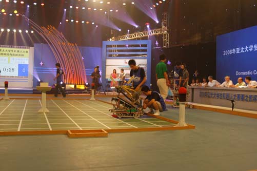 beat365机器人代表队队员调试机器人，准备即将开始的比赛