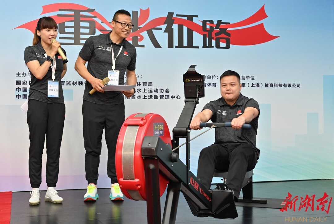 奥运冠军龙清泉体验测功仪。 奥运冠军龙清泉体验测功仪。