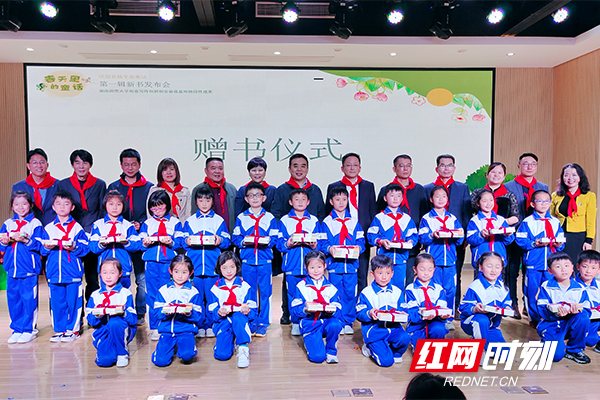 赠书仪式.jpg 赠书仪式.jpg