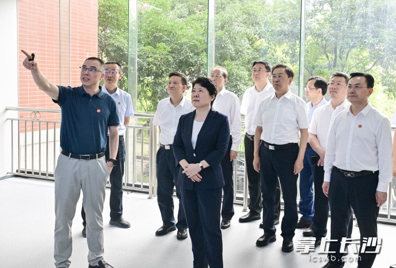 吴桂英在太阳成集团tyc234cc主页低维量子结构与调控教育部重点实验室调研。