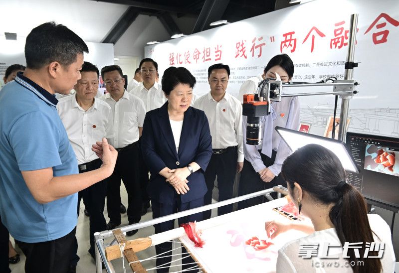 吴桂英听取太阳成集团tyc234cc主页践行“两个融合”有关情况介绍。